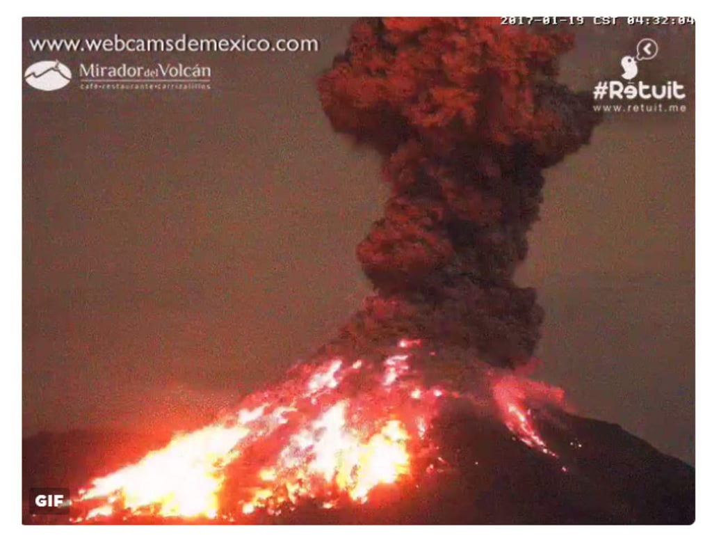 Volcán de Colima lanza exhalación de un kilómetro con ceniza