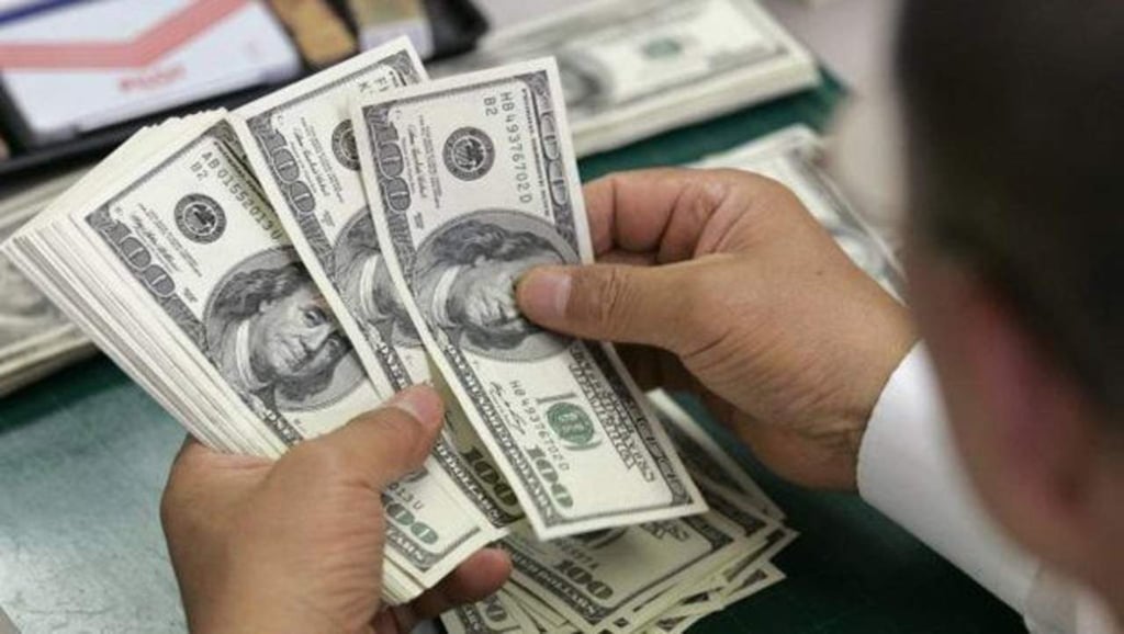 Dólar baja a 21.95 pesos tras investidura de Trump