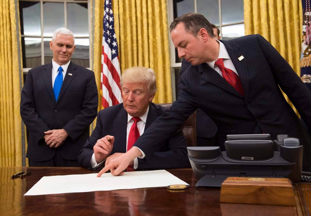 Trump firma orden ejecutiva contra Obamacare