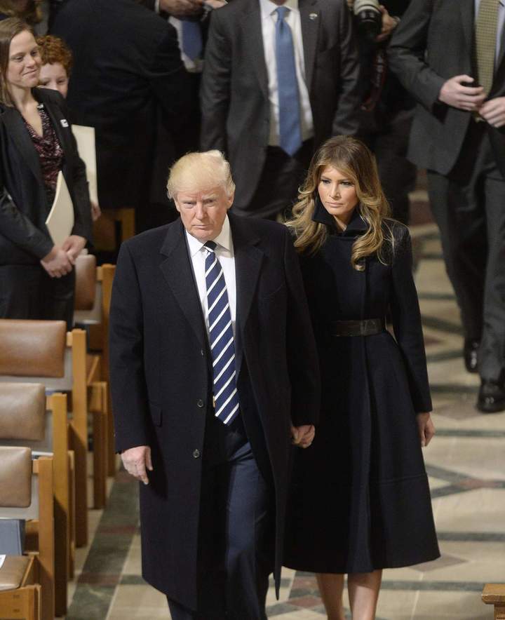 Asiste Trump a servicio religioso en primer día de presidencia