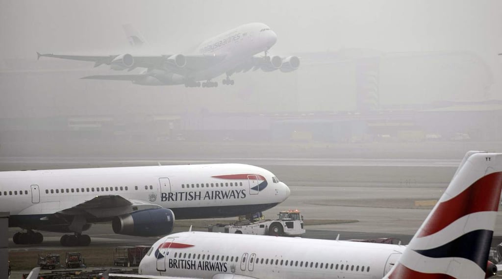 Cancelan decenas de vuelos debido a densa niebla en Londres