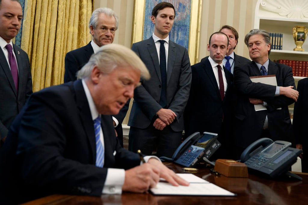 Firma Trump salida de EU del Acuerdo Transpacífico