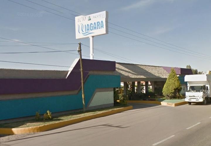 Ya ebrio y en el Niágara, se desnudó