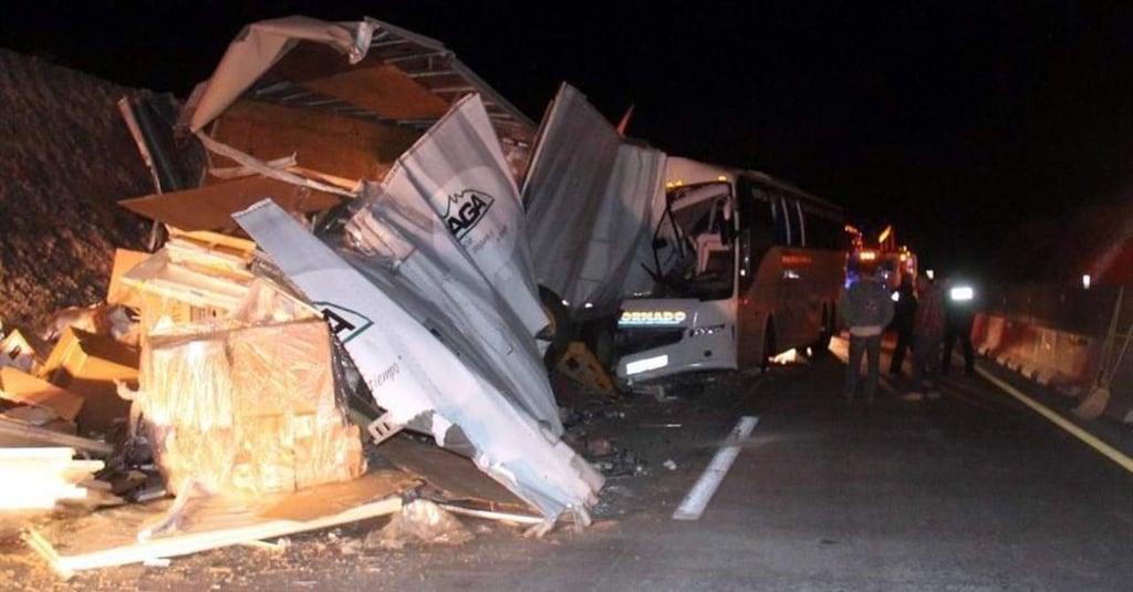Autobús impacta tráiler en la Monterrey-Saltillo; 20 heridos