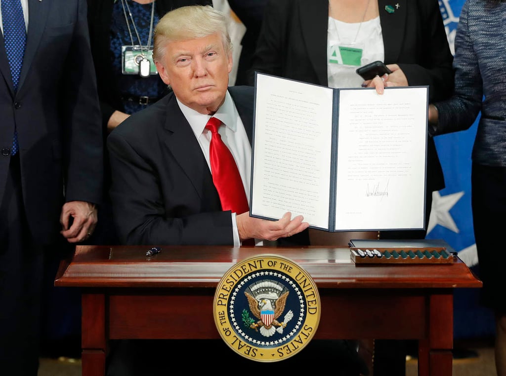 Firma Trump orden de construir muro fronterizo