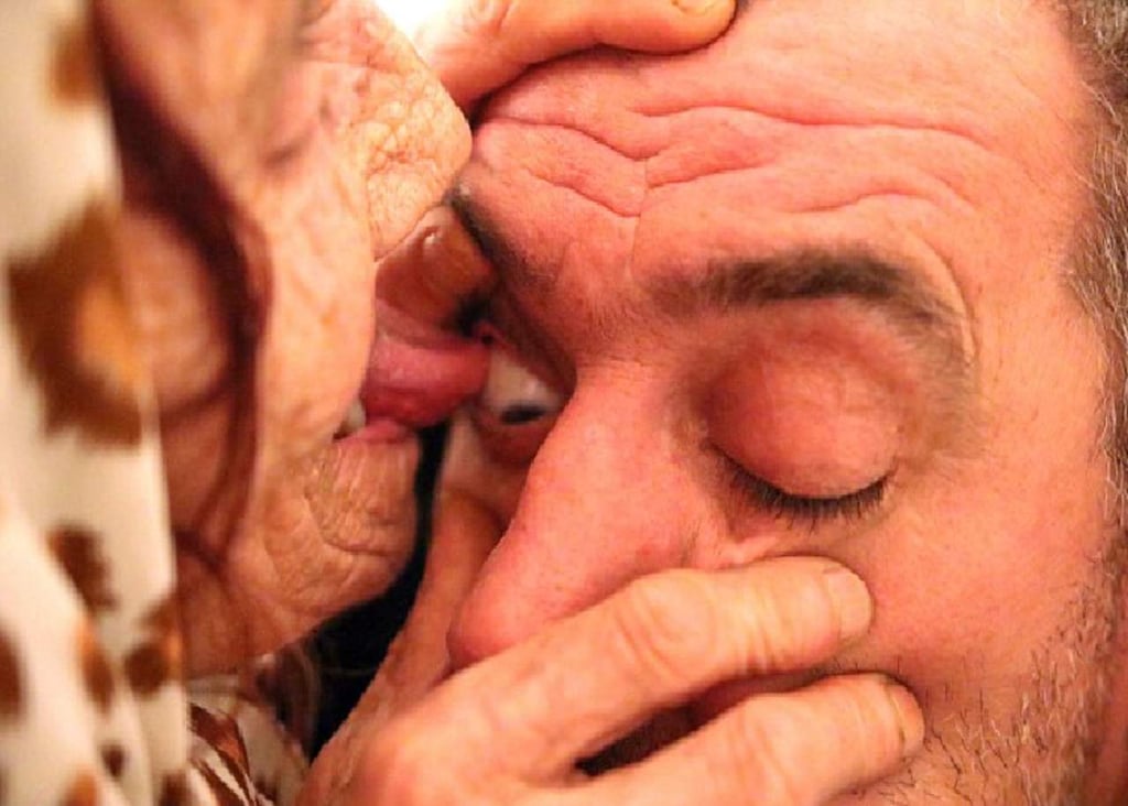 Anciana cobra 10 euros por lamer ojos