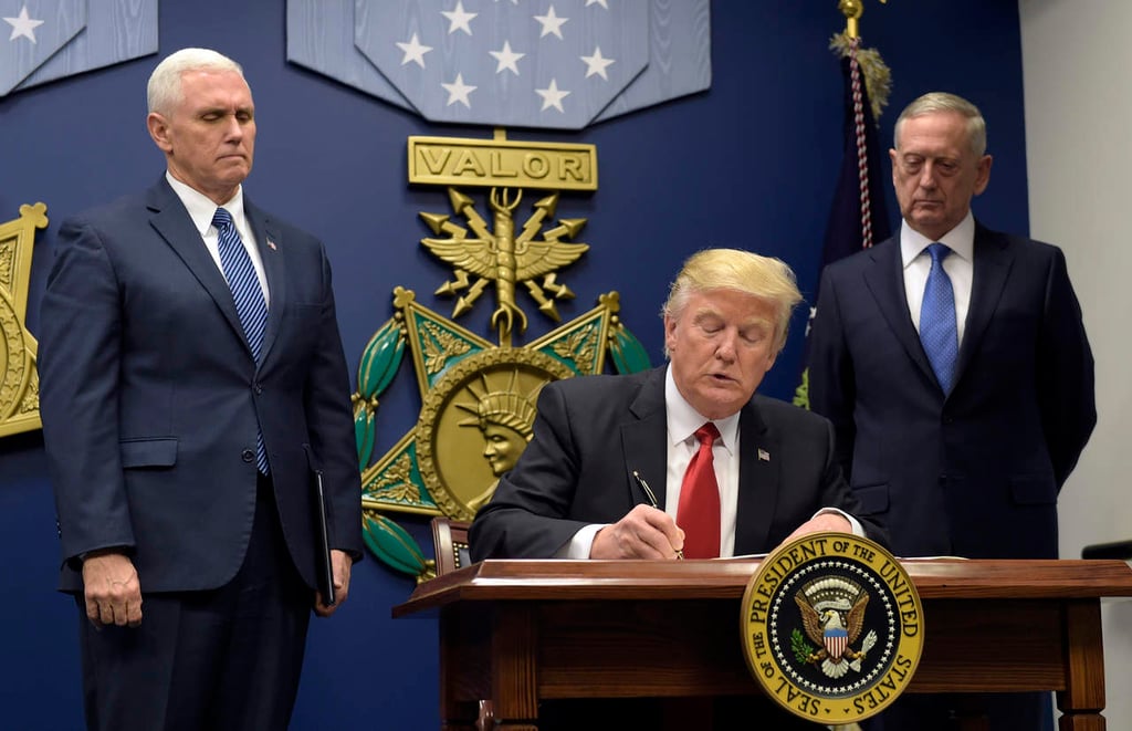 Firma orden Trump para reconstruir Fuerzas Armadas de Estados Unidos