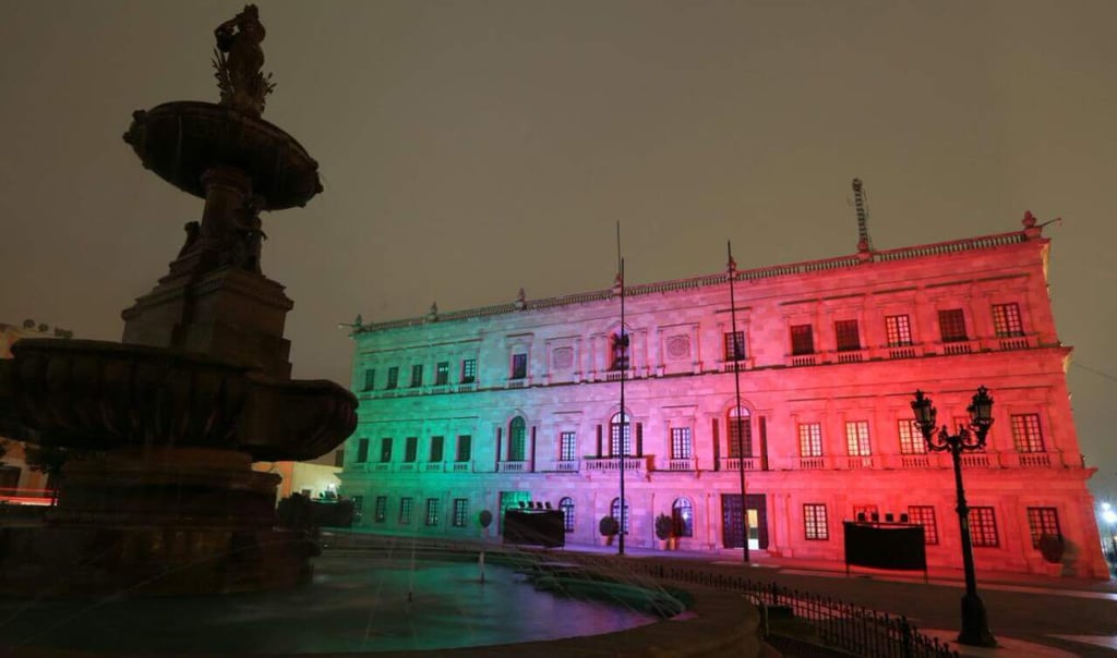 Palacio de Gobierno de Coahuila luce tricolor