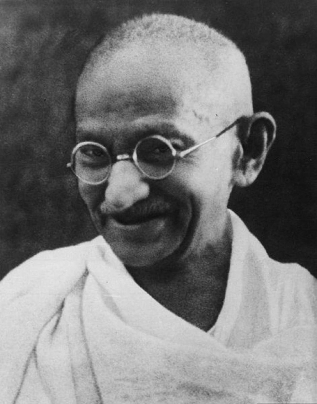 1948: Mahatma Gandhi, histórico pacifista, es asesinado a tiros