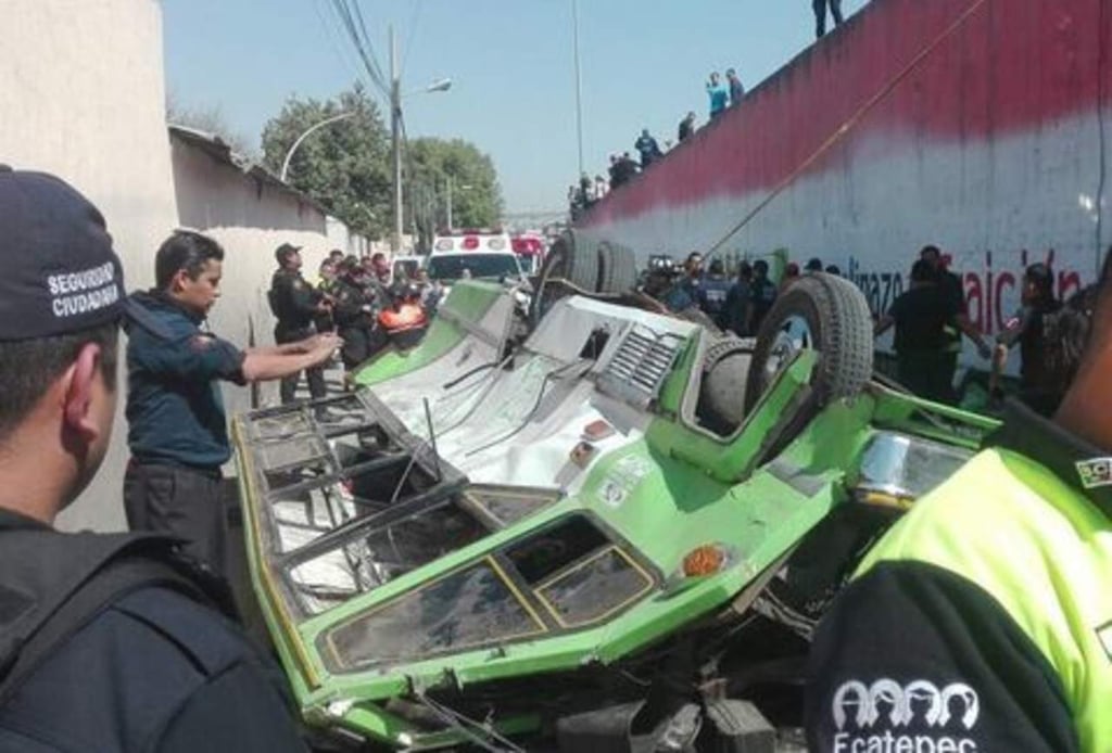 Volcadura de un microbús deja 3 muertos y 25 heridos en Ecatepec