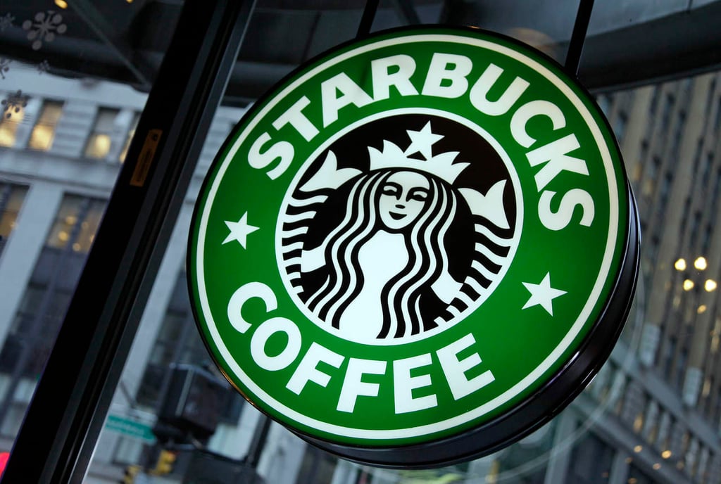 Contratará Starbucks a 10 mil refugiados en respuesta a Trump