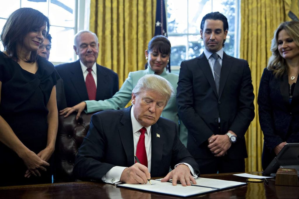 Firma Trump orden para reducir regulaciones burocráticas