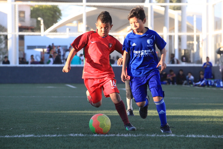 Niños, a jugar fútbol en la Galindo