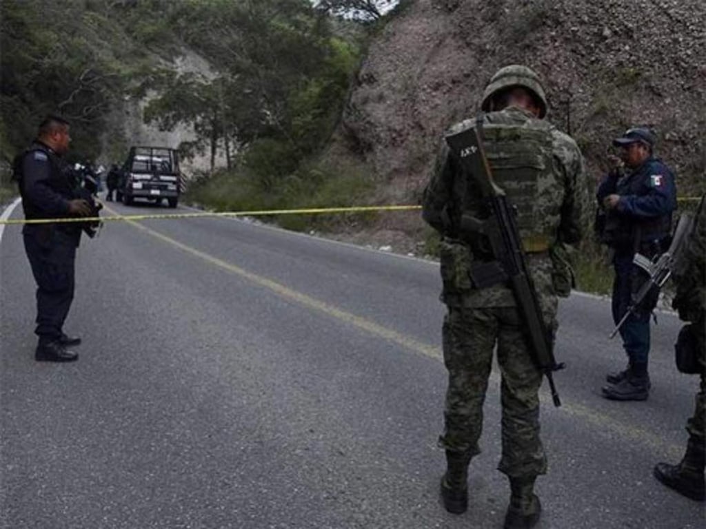 Hallan seis cadáveres en carretera de Guerrero