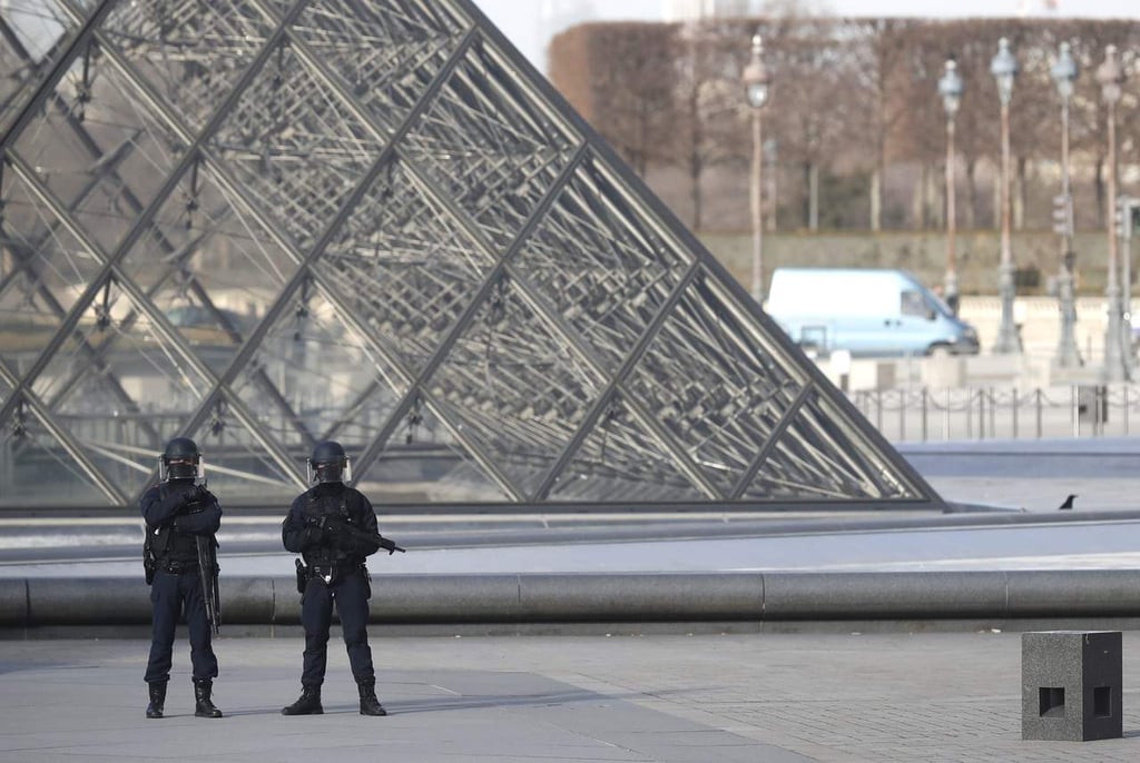 Atacan a militar en el Louvre; Francia lo considera terrorismo