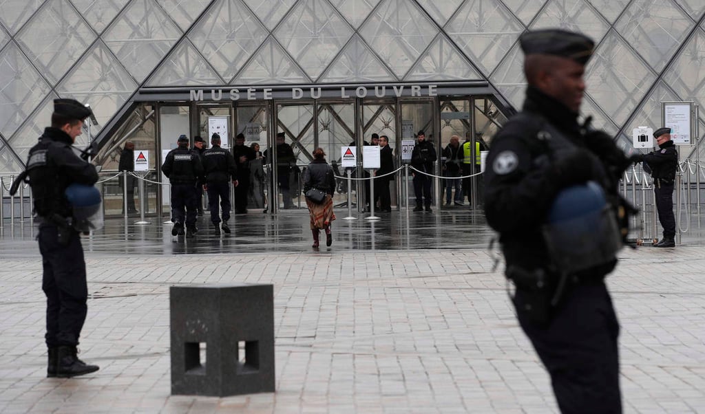 Hollande afirma que ataque del Louvre tiene carácter terrorista