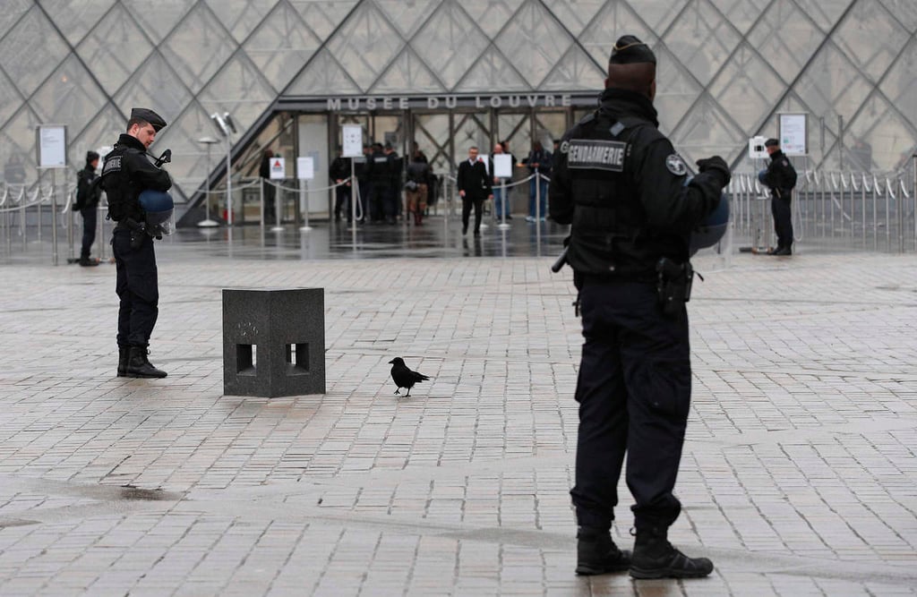 Policía francesa sospecha que atacante del Louvre es egipcio