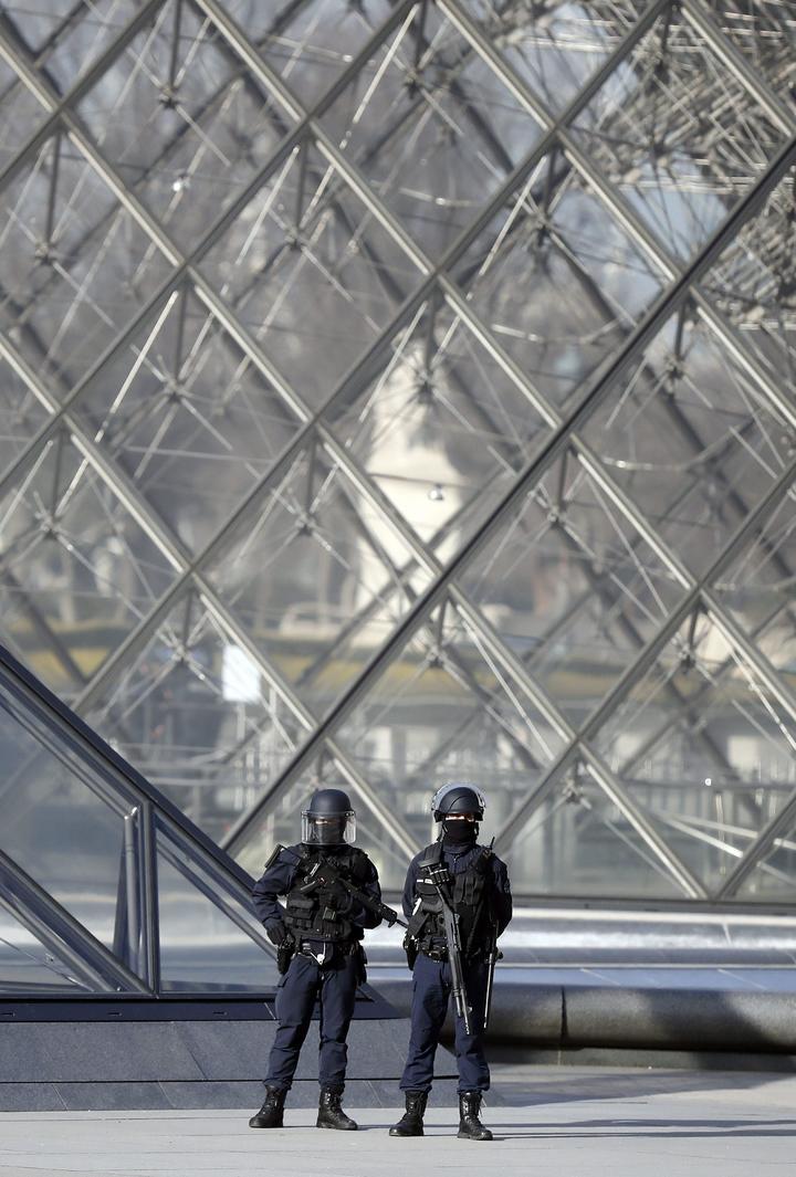 Ataque en el Louvre eleva alerta terrorista en Francia