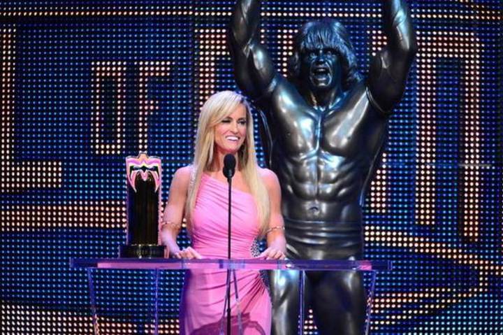 Dana Warrior firma con WWE