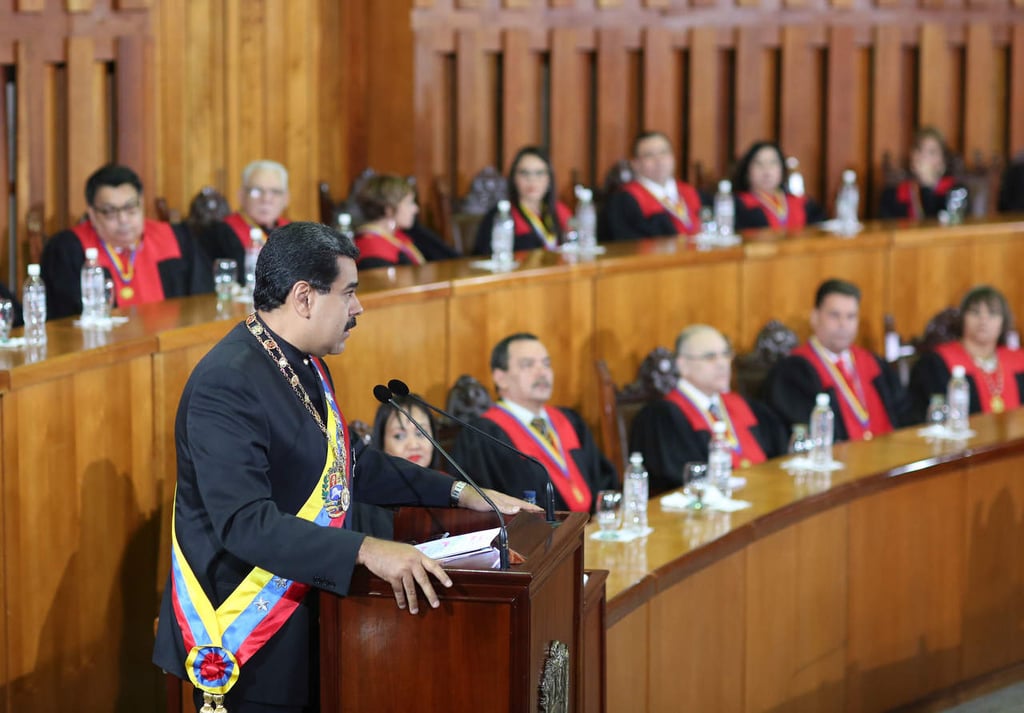 Acusa Maduro al parlamento de incurrir en delitos graves