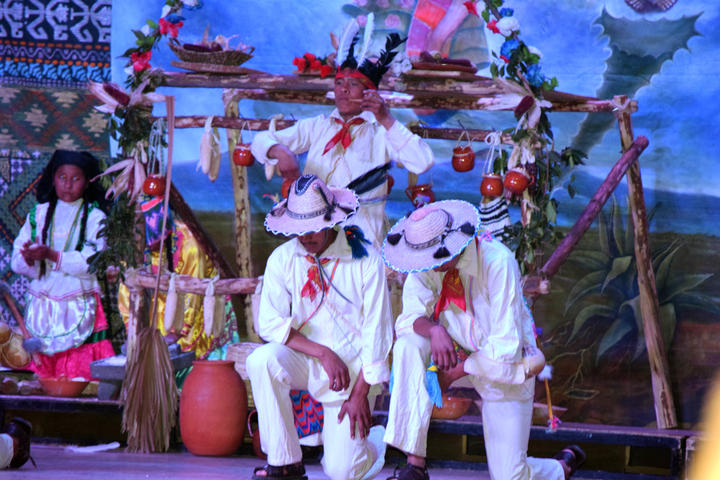 Bailarines duranguenses reciben mención honorífica en Puebla
