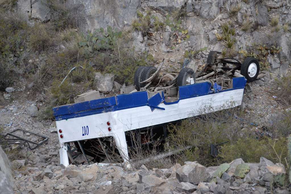 Comienza el retiro del camión accidentado en el Puente de Ojuela