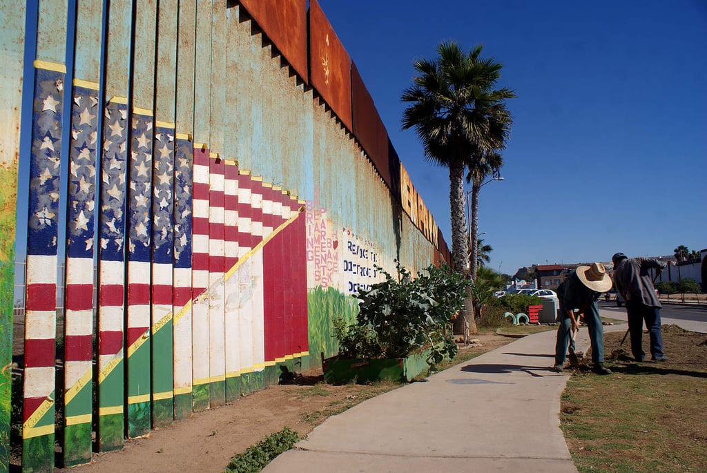 Realizarán senadores un muro humano en la frontera