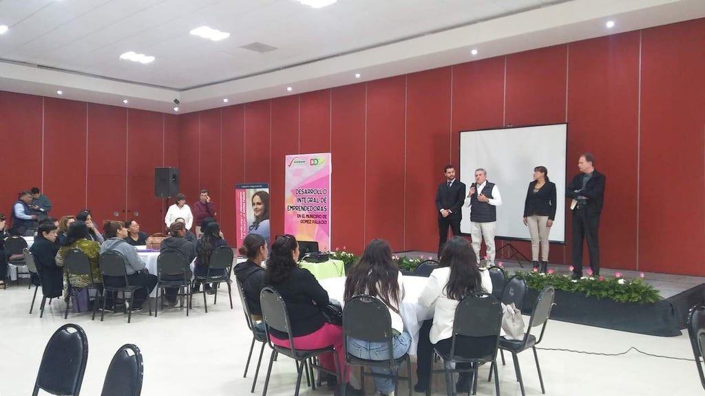 Capacitan a mujeres emprendedoras en Gómez Palacio