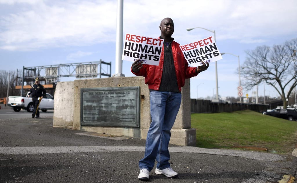 Agentes afroamericanos e hispanos denuncian discriminación en EU