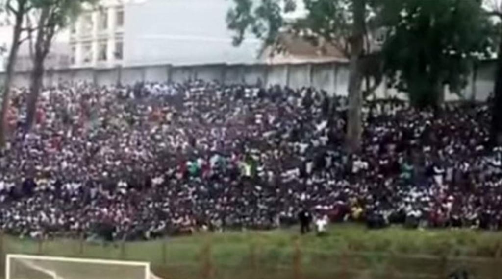 Estampida en un estadio deja 17 muertos en Angola