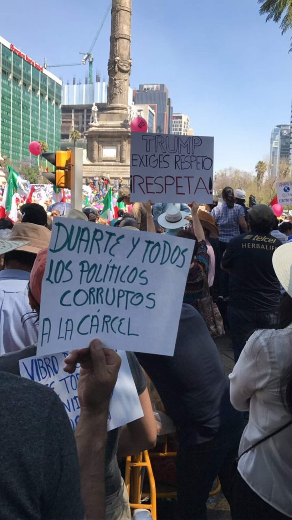 'Viva México, fuera Trump', gritan en el Ángel