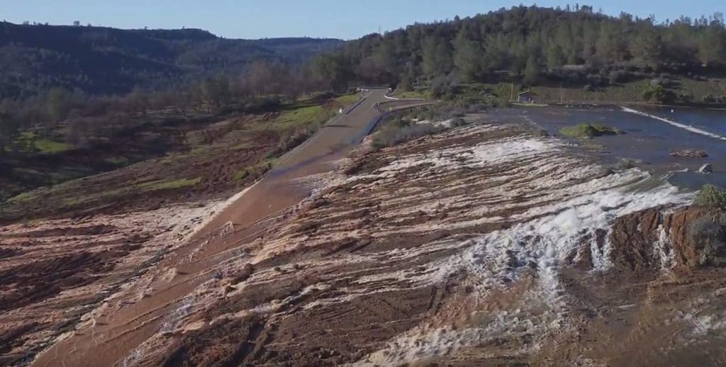 California pide evacuar a 130.000 por daños en una presa