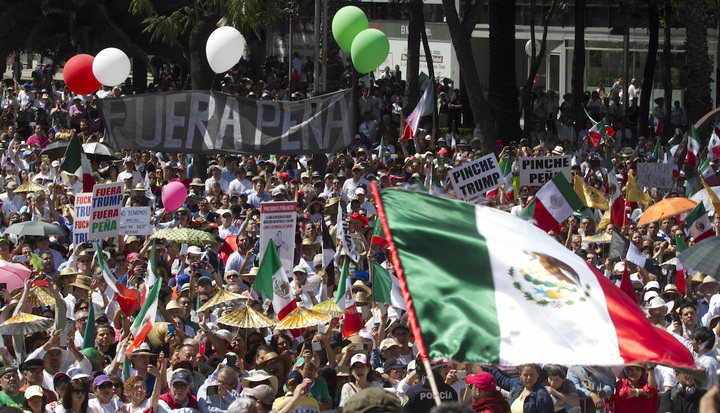 Miles gritan contra Trump y Peña Nieto