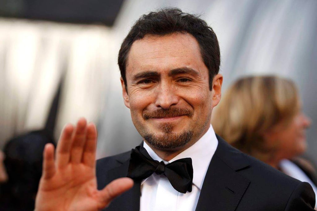 El actor mexicano Demian Bichir orienta a migrantes por redes sociales