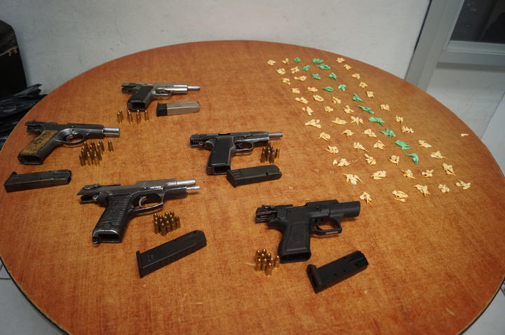 PEA captura a 5 'narcos' armados