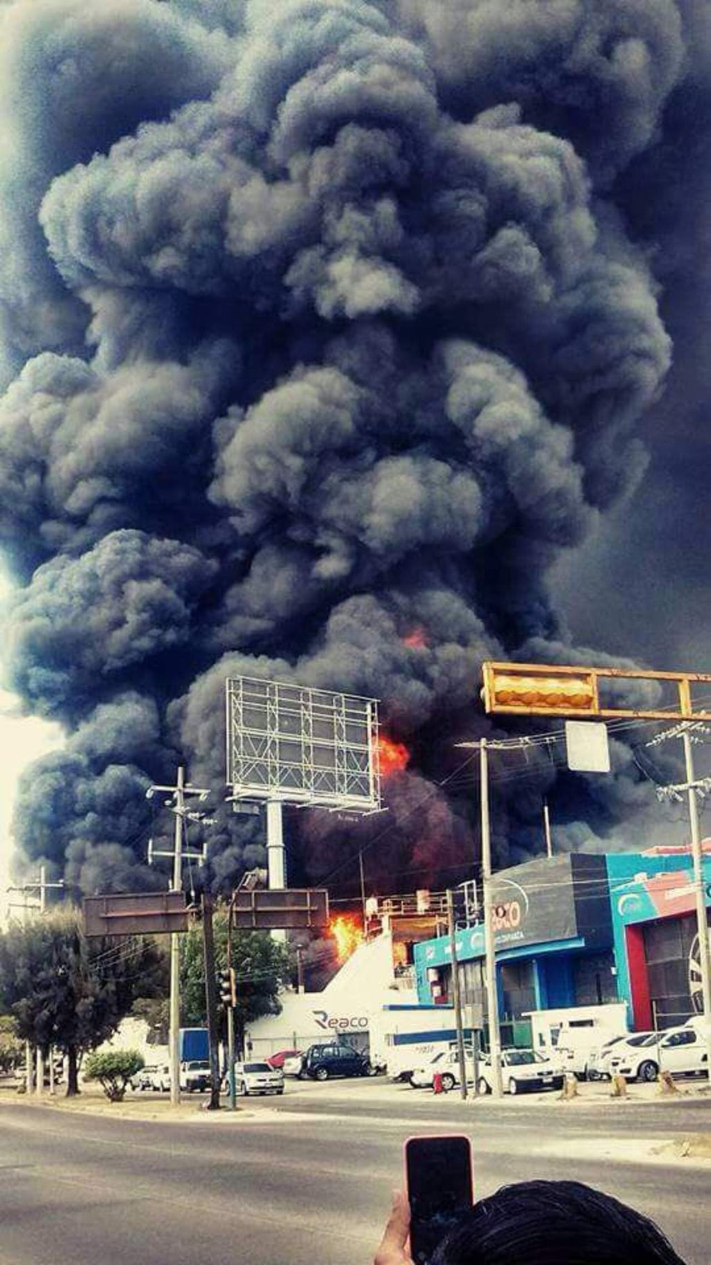 Se registra incendio en fabrica de resinas de Guadalajara