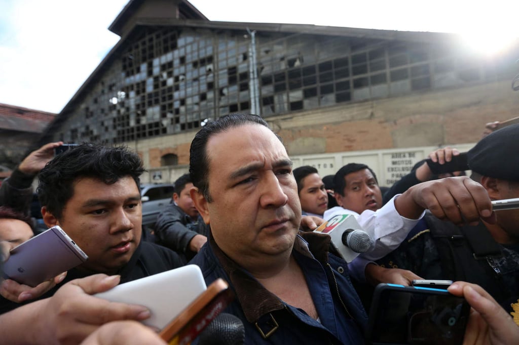 Dan libertad condicional a hijo y hermano del presidente de Guatemala