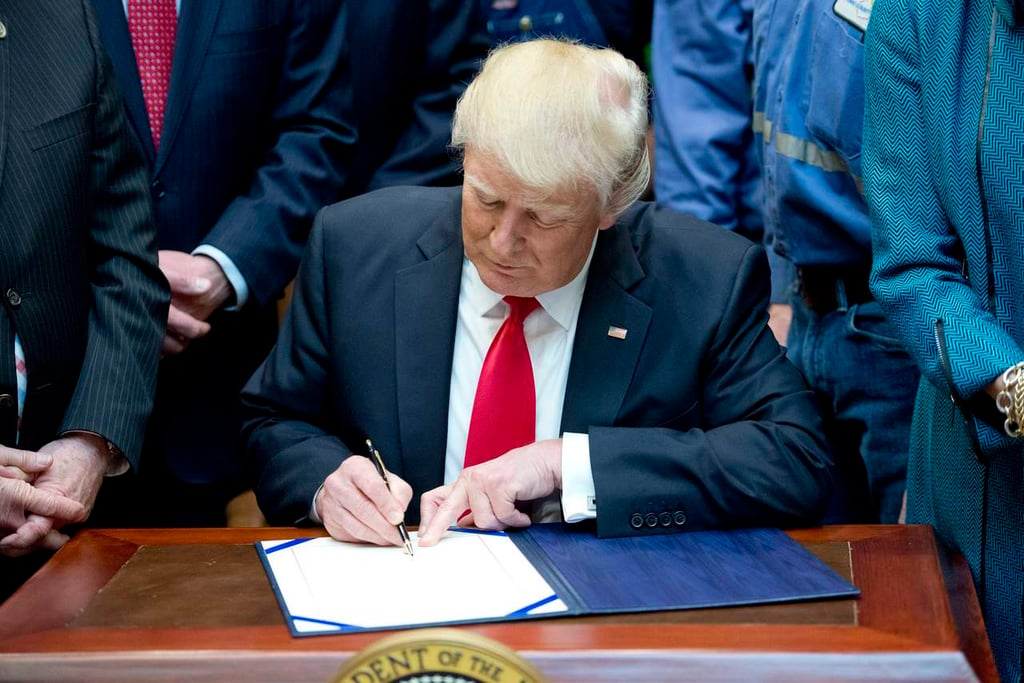 Firma ley Trump que deshace regulaciones al carbón