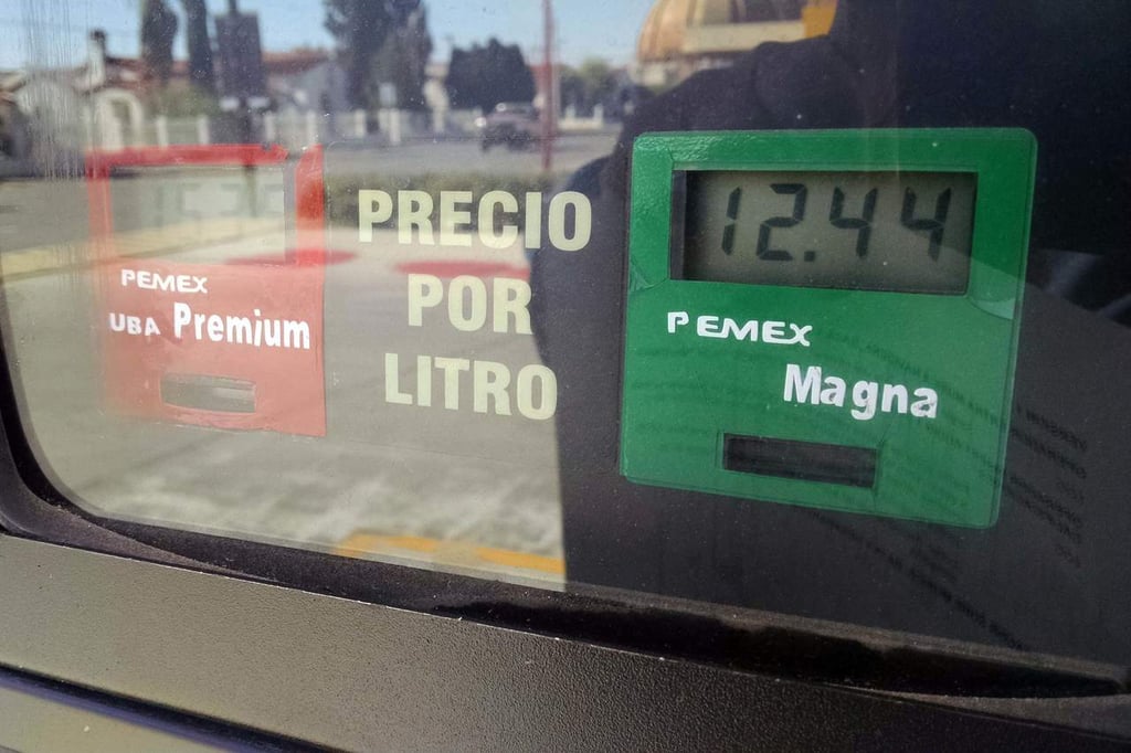 Precio de la gasolina bajará dos centavos: Hacienda
