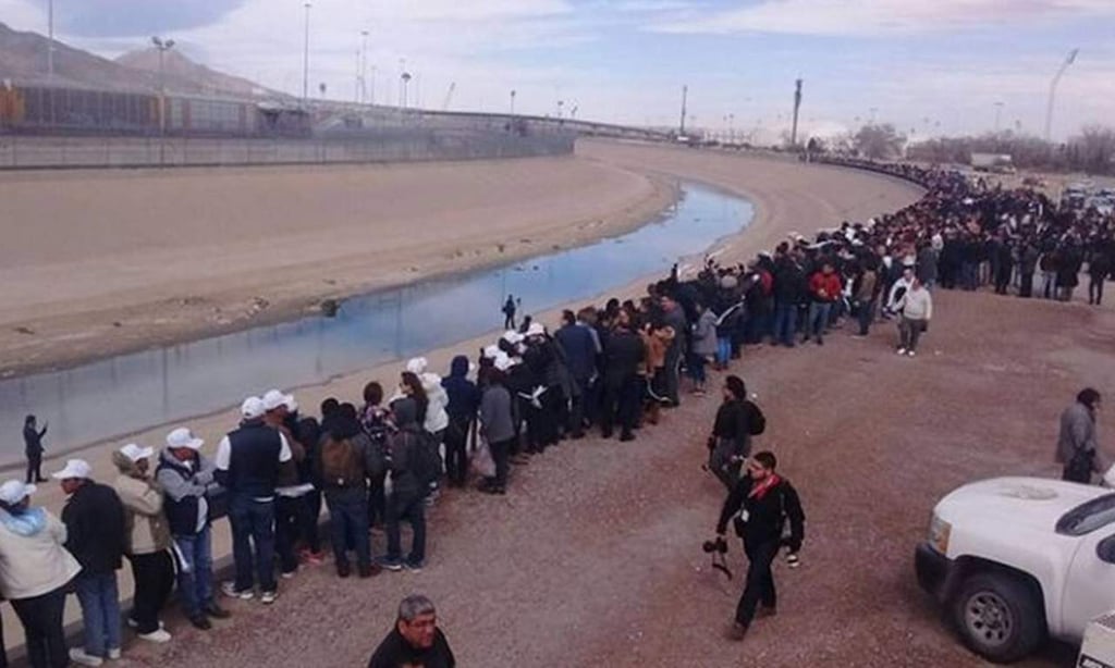 Protestan mexicanos con 'muro humano' en frontera