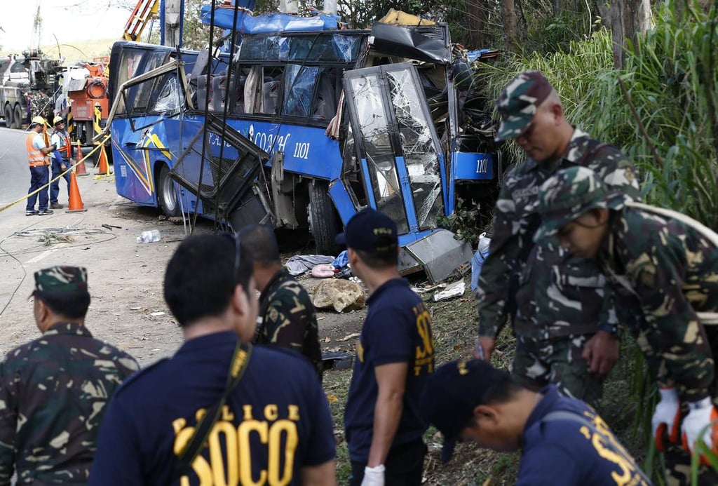 Se accidente autobús con estudiantes en Filipinas; 14 muertos