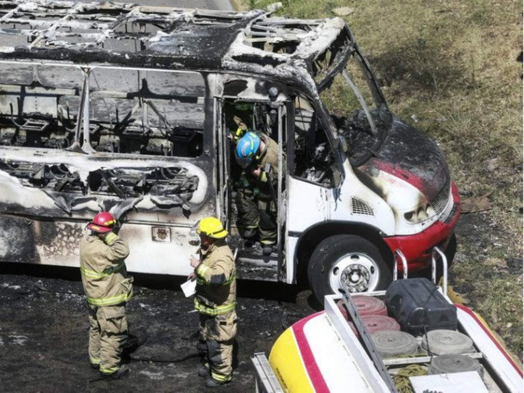 Queman camión por enfrentamientos en Sinaloa