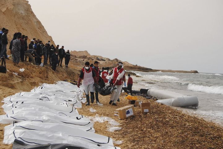Hallan 74 cuerpos en costas de Libia