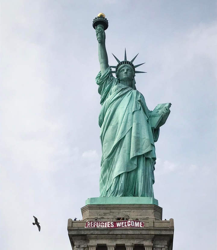 Da la bienvenida Estatua de la Libertad a inmigrantes