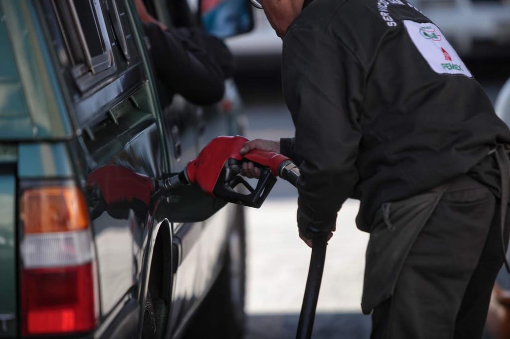 Precios de gasolinas bajarán un centavo en Durango