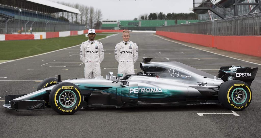 Hamilton y Bottas presentan nuevo bólido de Mercedes