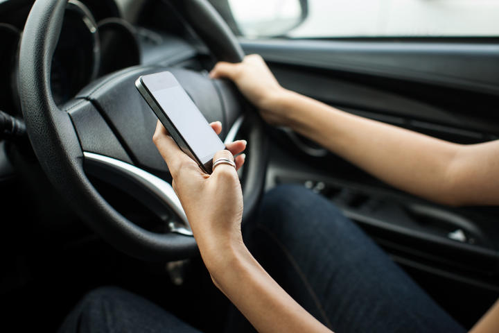 Penalizan accidentes por textear al volante