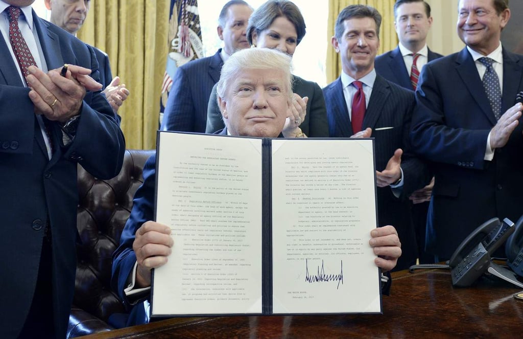 Firma orden Trump para eliminar 'excesivas' regulaciones empresariales