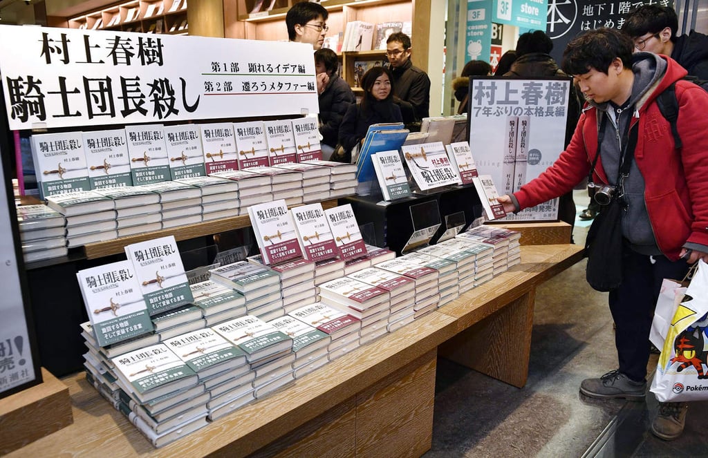 Fanáticos de Japón compran novela de Murakami