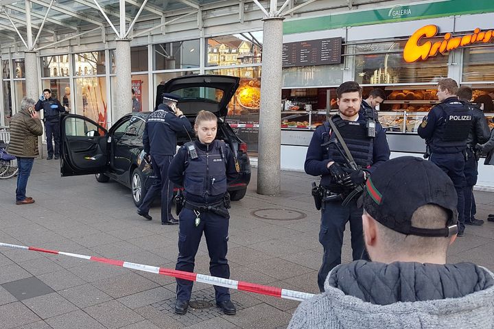 Un hombre atropella a multitud en Alemania y deja un muerto